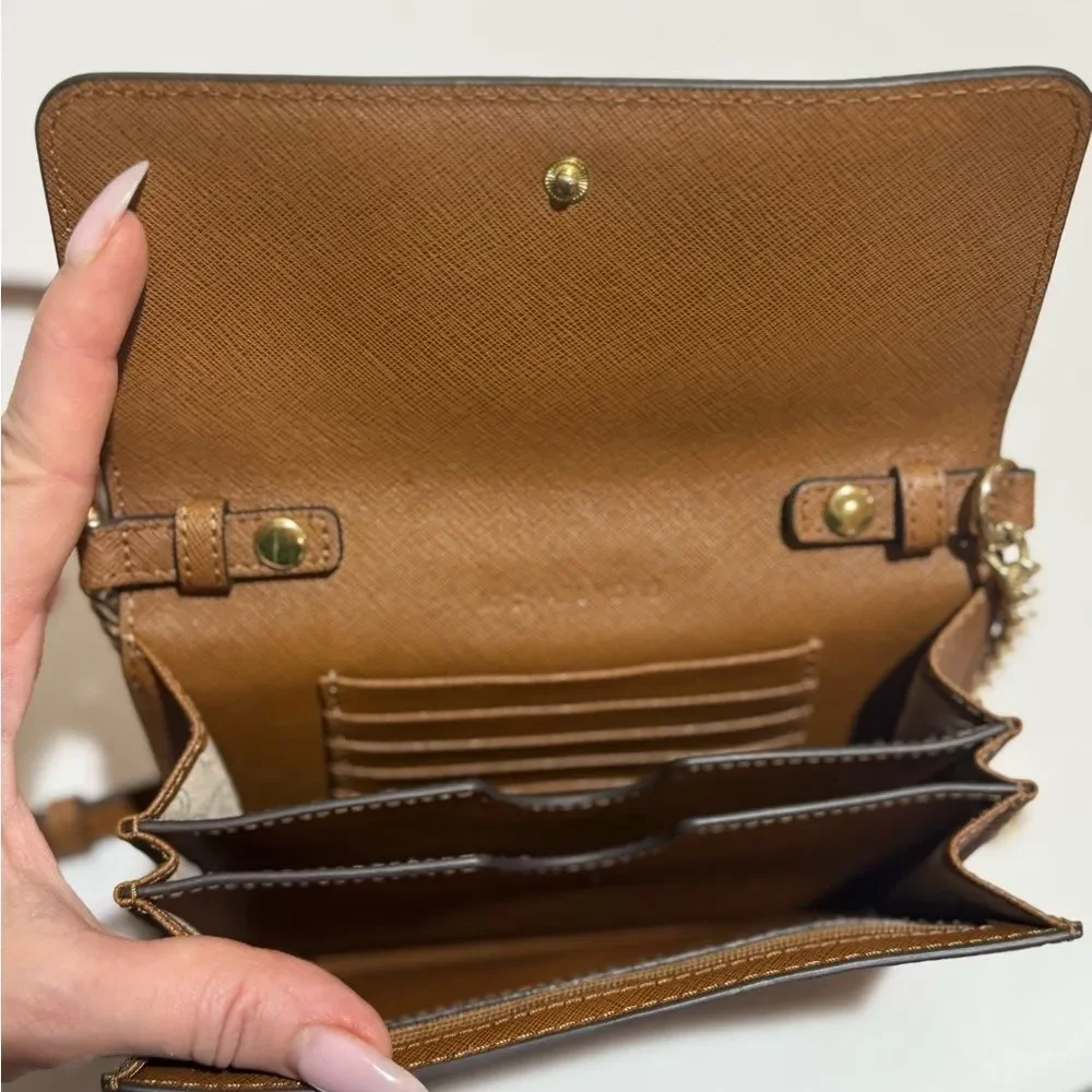 Michael Kors Jet Set Large
Phone Crossbody - Picture 6 of 9